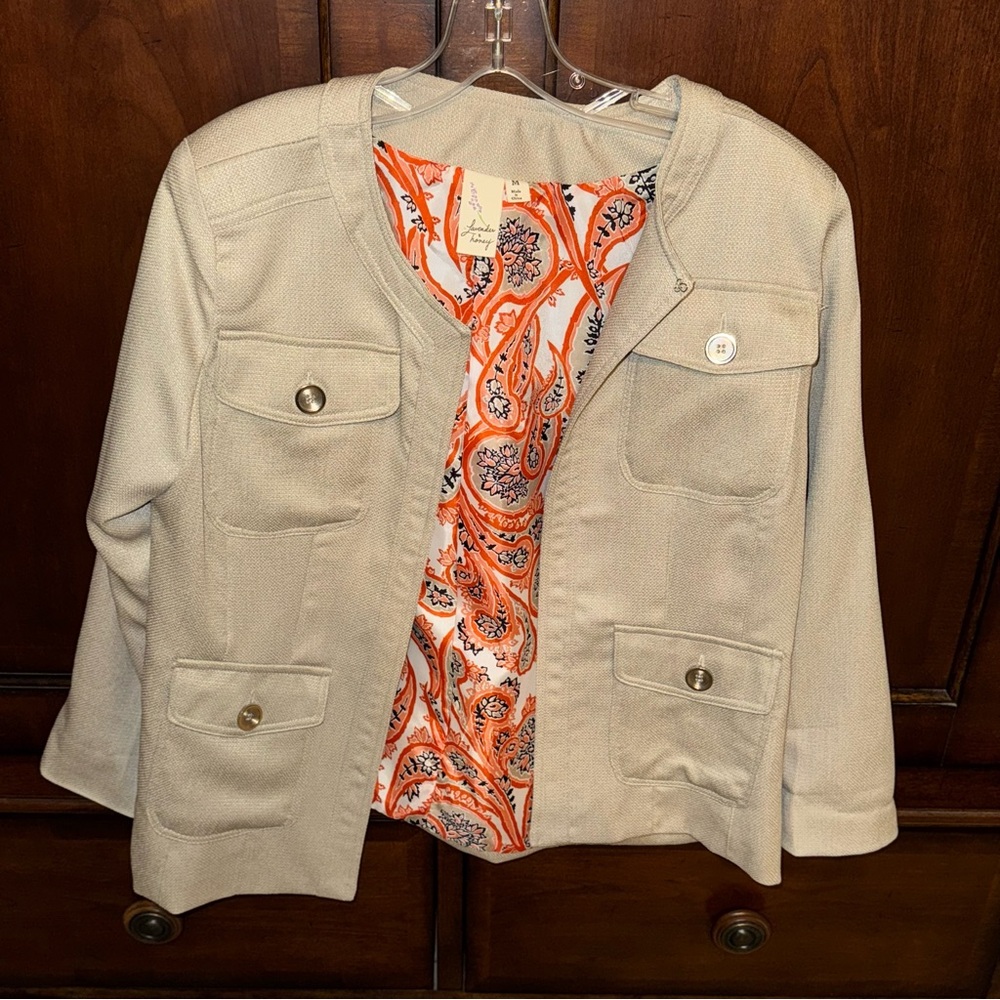 Elegant Beige Blazer with Paisley Lining